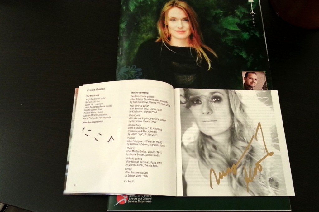 当晚场刊以及Pitzl和Kozena在《情书》唱片小册子上的签名