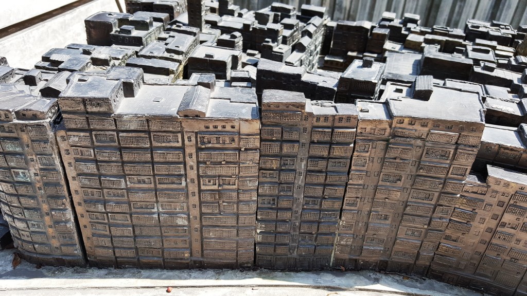 南门旧址设立的铜铸清拆前九龙城寨模型 20160327_135334