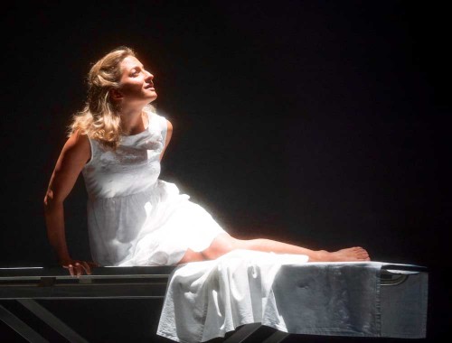 在拉莫剧《Hippolyte et Aricie》中担任Aricie，2013英国Glyndebourne歌剧节