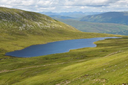 本尼维斯山及半山小湖